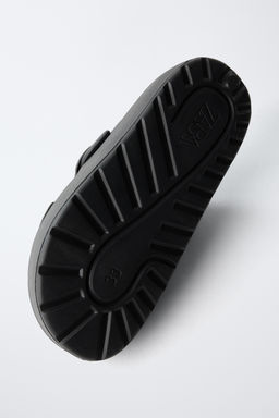 SANDALIA ENGOMADA HEBILLAS / Negro