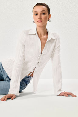 TRENDYOLMILLA Beyaz Dokulu Kumas Onden Baglama Detayl? Dokuma Gomlek TWOSS25GO00012