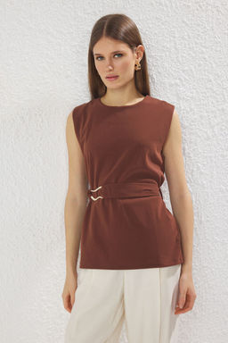 Kahverengi Kemerli ve Akseuarl? Regular/Normal Kal?p Kolsuz Bisiklet Yaka Orme Bluz TWOSS25BZ00088