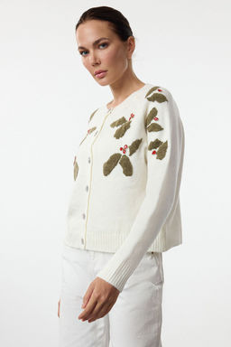 TRENDYOLMILLA Ekru Y?lbas? Temal? Yumusak Dokulu Dugme Detayl? Tas Islemeli Triko H?rka TWOAW25HI00343  фото 2