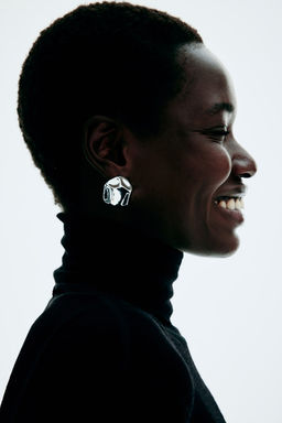 Pendientes de boton con diseno angular