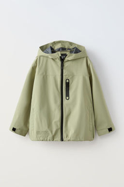 LIGHTWEIGHT RAINCOAT