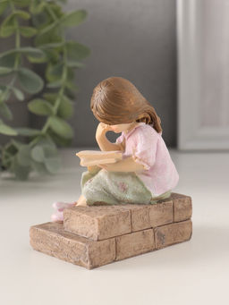 Фигурка полистоун «Малышка читает на лесенках», розово-зелёный, 7×5×8.5 см