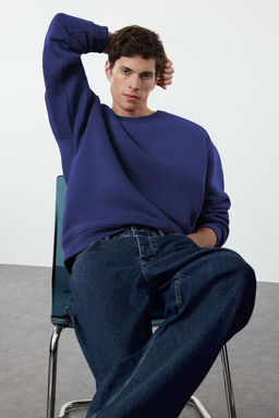 TRENDYOL MAN Siyah Oversize/Genis Kesim Pamuklu Basic Ici Polarl? Kal?n Sweatshirt TMNAW25SW00011