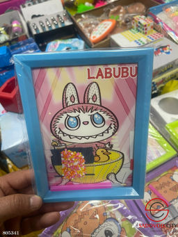 Алмазная мозаика с Лабубу в рамке