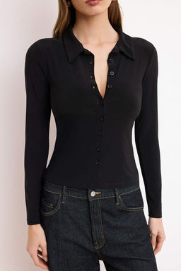 Siyah Regular/Normal Kal?p Gomlek Yaka Dugmeli K?sa Kollu Esnek Orme Bluz TWOSS26BZ00023 - Trendyolmilla фото 5