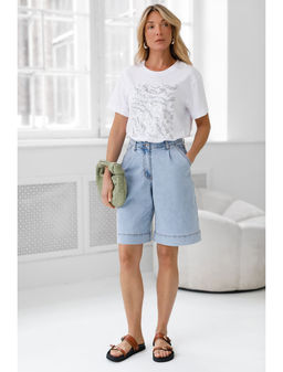 Свободные шорты с защипами из облегченного денима