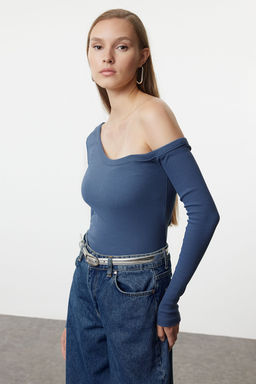Trendyolmilla Siyah Fitted/Vucuda Oturan Omzu Ac?k Fitilli Pamuklu Esnek Orme Bluz TWOAW23BZ00475