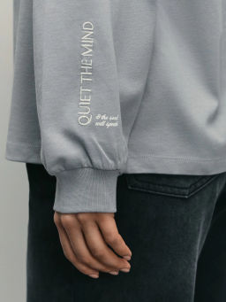 Лонгслив оверсайз с манжетами и принтом на рукаве / Zarina  фото 3