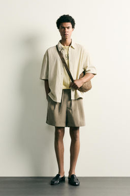BERMUDA FLUIDA RELAXED FIT PLIEGUES / Beige