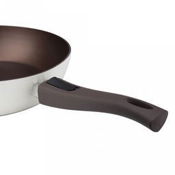 Сковорода с антипригарным покрытием д28см Hygge, h5,3см, s3,3мм, дно д22,7см, s3,8мм, кованый алюминий, съемная бакелитовая ручка с покрытием soft-touch, молочный/коричневый, TalleR (Китай) Подходит для всех видов плит, включая индукционную. - Домашняя мода фото 7