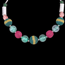 Яркое ожерелье с бусинами на цепочке - Модные истории фото 2