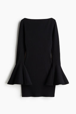 Vestido de canal? con mangas trompeta