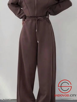 Спортивный женский костюм