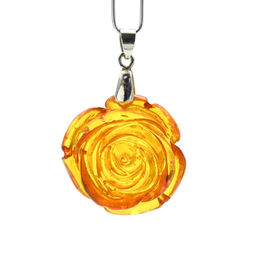 Кулон Роза из янтаря 30*30мм цв.медовый