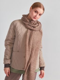 Большой,красивый палантин, выполненный из гофрированной ткани и украшенный тонкими нитями люрекса