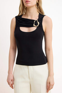 Siyah Fitted/Vucuda Oturan Havuz Yaka Kolsuz Aksesuar Detayl? Esnek Orme Bluz TWOSS26BZ00472 - Trendyolmilla фото 3