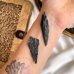 Образец Чёрный Кианит