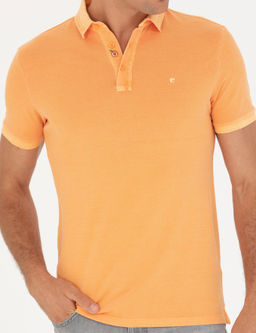 Оранжевая приталенная футболка с воротником-поло