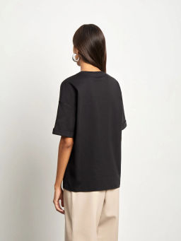 Трикотажная футболка со спущенным плечом - Emka фото 4