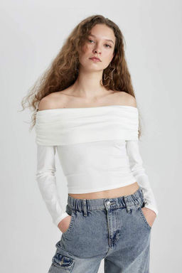 Приталенная футболка с открытыми плечами и длинными рукавами