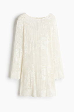 Vestido efecto crochet con motivos decorativos