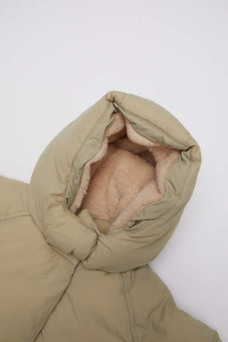 Водоотталкивающее пальто с капюшоном и мягкой пушистой изнанкой для маленьких девочек - Defacto фото 2