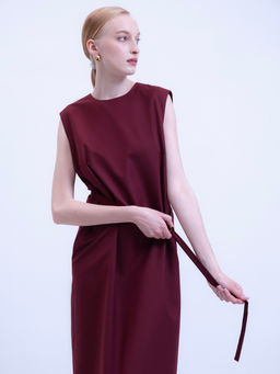 Платье без рукавов в винном оттенке