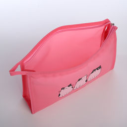 Косметичка на молнии треугольная с рисунком Meow, ярко-розовая - Simaland фото 3