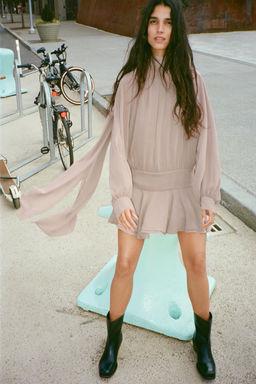 SHORT FLOWING DRESS WITH TIE DETAIL - Zara фото 4