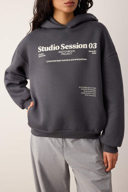 Antrasit Kal?n Ici Polarl? Kapusonlu Slogan Bask?l? Boxy Fit Orme Sweatshirt TWOAW26SW00217