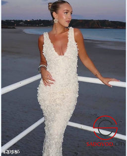 Платье в макси длине с объемными розами