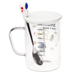 Кружка стеклянная Путешествие в космос 450мл, д8см h11см, д/основания 7,4см, тонкостенное стекло, деколь в ассортименте, фарфоровая крышка, ложка нерж. с декором 15см, с мерной шкалой, в подарочной коробке (Китай) - Домашняя мода фото 6