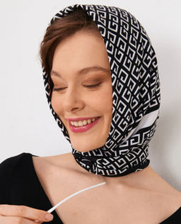 Большой, мягкий, тонкий и очень нежный двусторонний платок с рисунком.