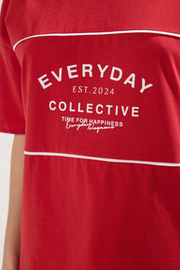 K?rm?z? %100 Kal?n Pamuklu Renk Bloklu Sloganl? Oversize/Genis Kal?p Orme T-Shirt TWOSS24TS00132