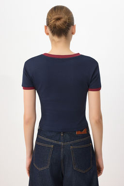 Lacivert Fitted/Vucuda Oturan Bask?l? K?sa Kollu Interlok Orme T-shirt TWOSS26TS00268 - Trendyolmilla фото 4