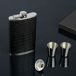 Подарочный набор 4 в 1: фляжка чёрная 300 мл, воронка, 2 рюмки, 17 х 21.5 см - Simaland фото 2