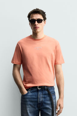 CAMISETA REGULAR FIT BORDADO CONTRASTE / Coral