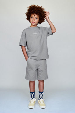 CONJUNTO CAMISETA Y BERMUDA INTERLOCK / Gris vigor?