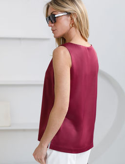 Элегантный топ с V вырезом из струящегося сатина