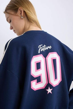 Женский темно-синий крутой толстый свитшот оверсайз с широким кроем и круглым вырезом сзади с принтом - Defacto фото 5