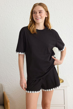 Trendyolmilla Siyah %100 Pamuklu Papatya Serit Detayl? Sortlu Orme Pijama Tak?m? THMSS25PT00076