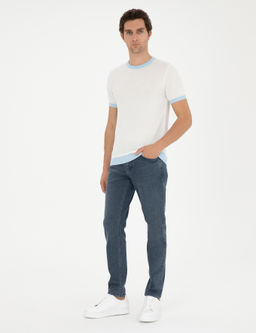 Белая приталенная трикотажная футболка с круглым вырезом