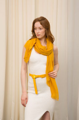 Палантин из вискозы и хлопка ярко-желтого цвета