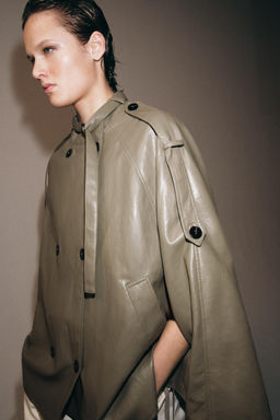 CHAQUETA CAPA EFECTO PIEL ZW COLLECTION / Gris topo - Zara фото 2