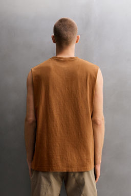 CAMISETA TANK ESTAMPADO CONTRASTE / Ocre