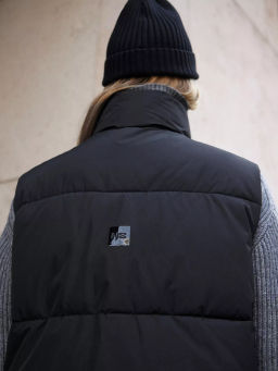 Утепленная жилетка оверсайз