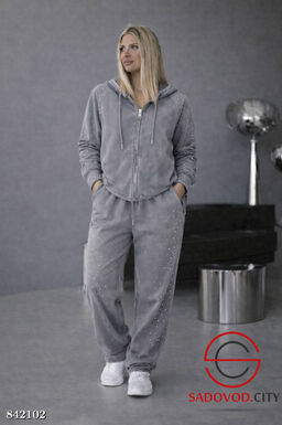 Спортивный женский костюм