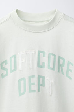CAMISETA ESTAMPADO TEXTO / Verde claro