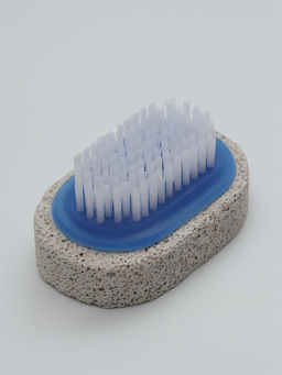 Цена за 2 шт. Пемза для педикюра, с щёткой, 6.5 см, в коробке, МИКС